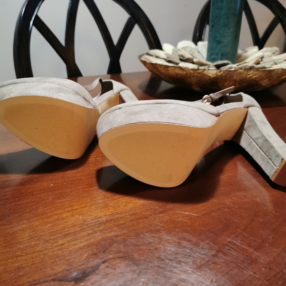 Round Toe Pump - Picture 4 of 5